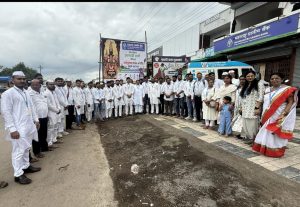 महाराष्ट्र ग्रामीण बँकेने सेवाभाव जपत वारकऱ्यांना हरिपाठ व फराळ तर पोलिसांना रेनकोटचे केले वाटप