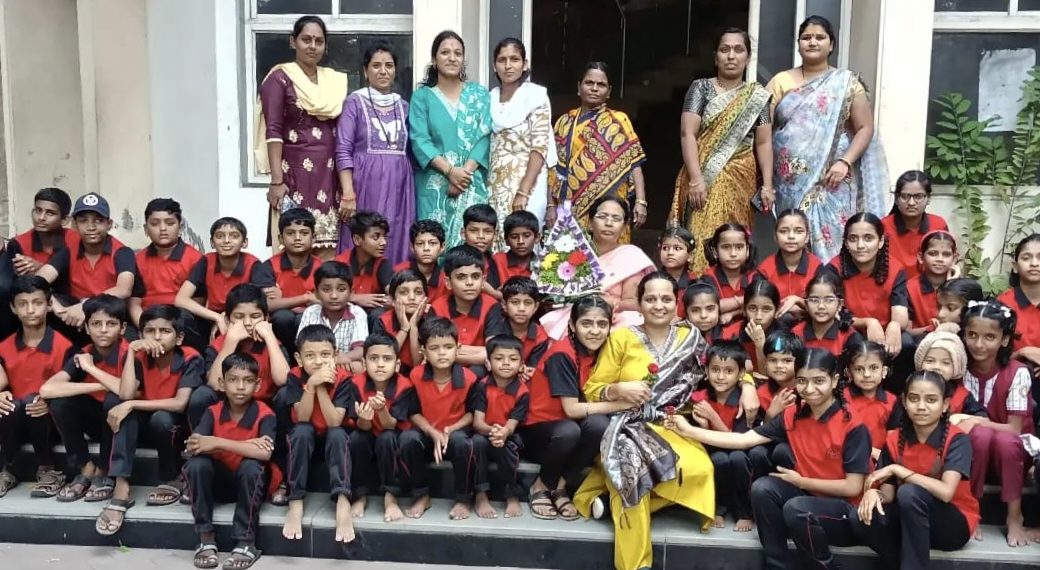 सांकेतिक चिन्हातून भाव व्यक्त करत मूकबधिर विद्यार्थ्यांनी दिल्या गुरुपौर्णिमेच्या अनोख्या शुभेच्छा