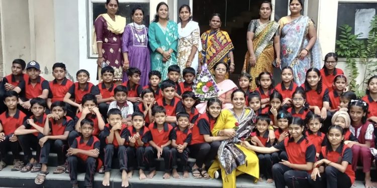 सांकेतिक चिन्हातून भाव व्यक्त करत मूकबधिर विद्यार्थ्यांनी दिल्या गुरुपौर्णिमेच्या अनोख्या शुभेच्छा